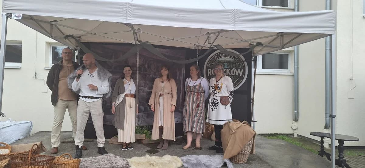 Tym razem Dzień Sąsiada odbywał się pod hasłem „Śladami dawnych Słowian". Organizatorzy - czyli Sołectwo Roszków i KGW „Niezłe Ziółka" - nie zawiedli. Teren przy miejscowej szkole zamienił się w słowiańską wioskę z prawdziwego zdarzenia.