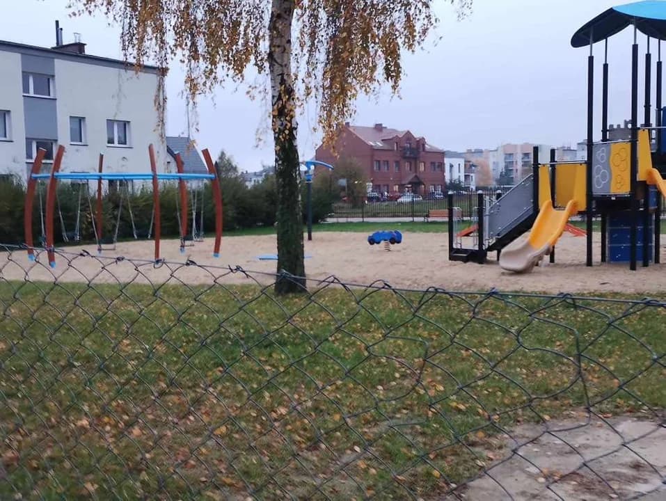 Nowy plac zabaw przy ul. Marii Curie-Skłodowskiej w Jarocinie do rozbiórki? — zdjęcie 4 z 6
