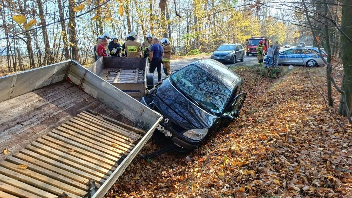 Zderzenie żuka z renaultem w Witaszyczkach. Auta w rowie