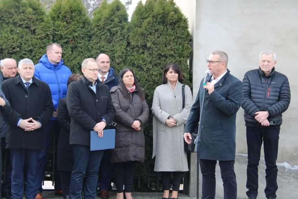 Otwarcie i nadanie imienia rondu w Zalesiu — zdjęcie 3 z 15
