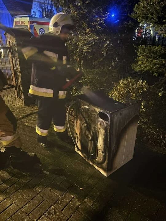 Na zewnątrz strażacy dogasili palącą się pralkę — zdjęcie 6 z 7