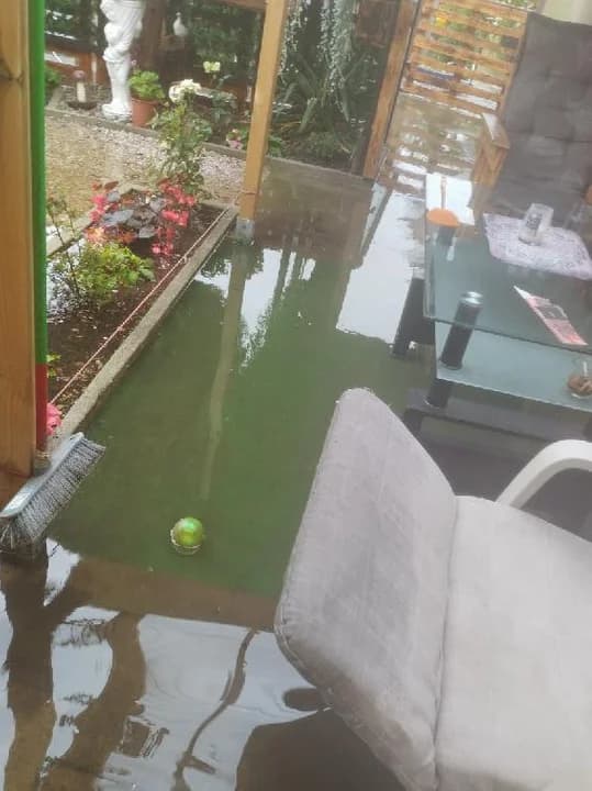 Zdjęcia zalanej posesji przy ul. Odrzańskiej w Jarocinie otrzymaliśmy od mieszkanki Ługów.