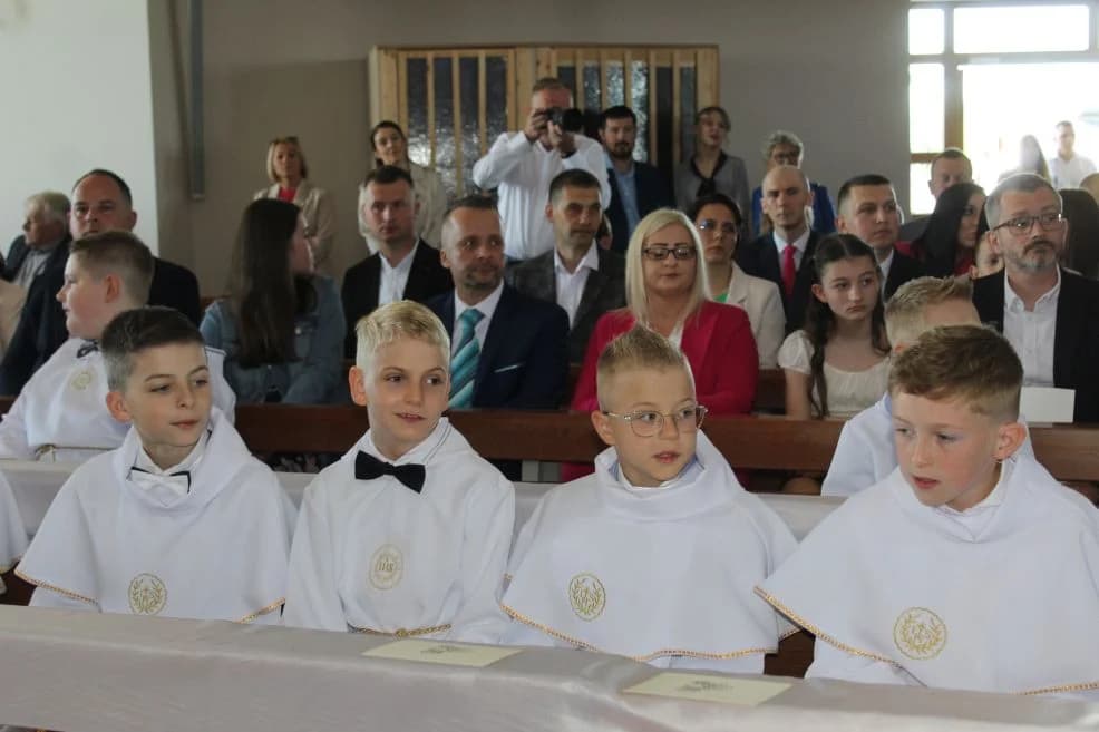 Pierwsza Komunia Święta w parafii Matki Bożej Fatimskiej w Jarocinie — zdjęcie 6 z 159