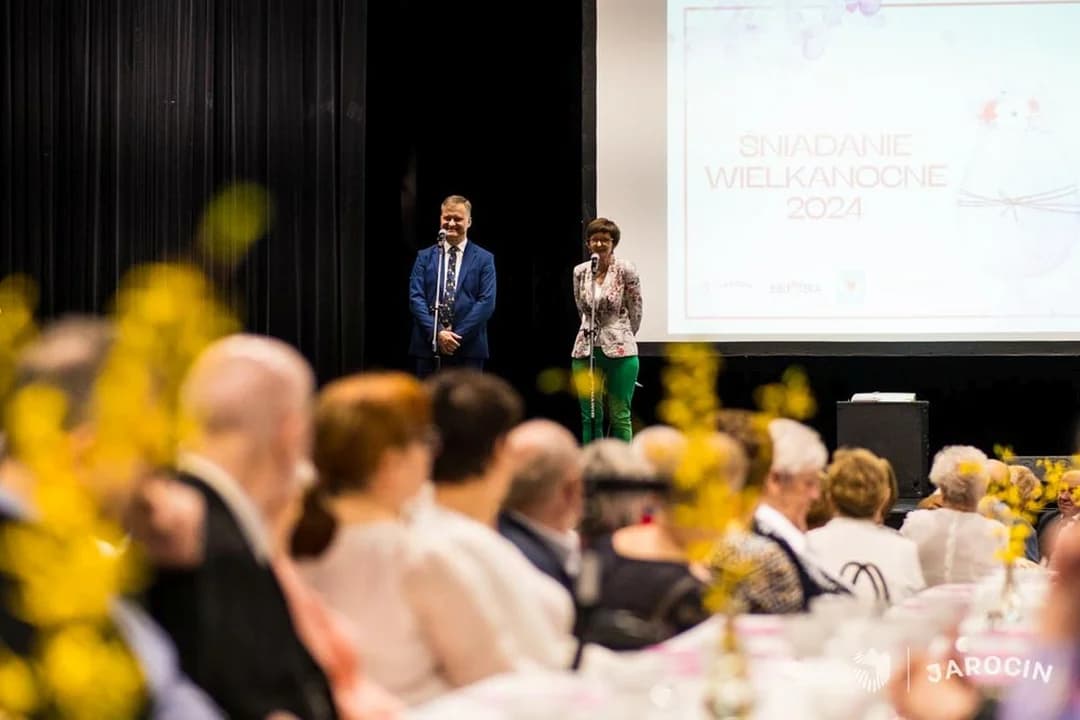 Śniadanie wielkanocne w Jarocinie. Z władzami i czekoladowymi zajączkami — zdjęcie 4 z 7