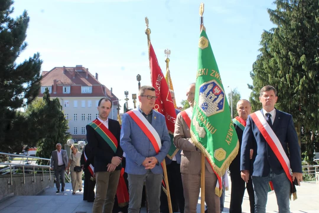 Zrzeszenie Pszczelarzy w Jarocinie świętowało z wielką pompą 145-lecie działalności i 25. rocznicę nadania sztandaru [ZDJĘCIA] — zdjęcie 3 z 200