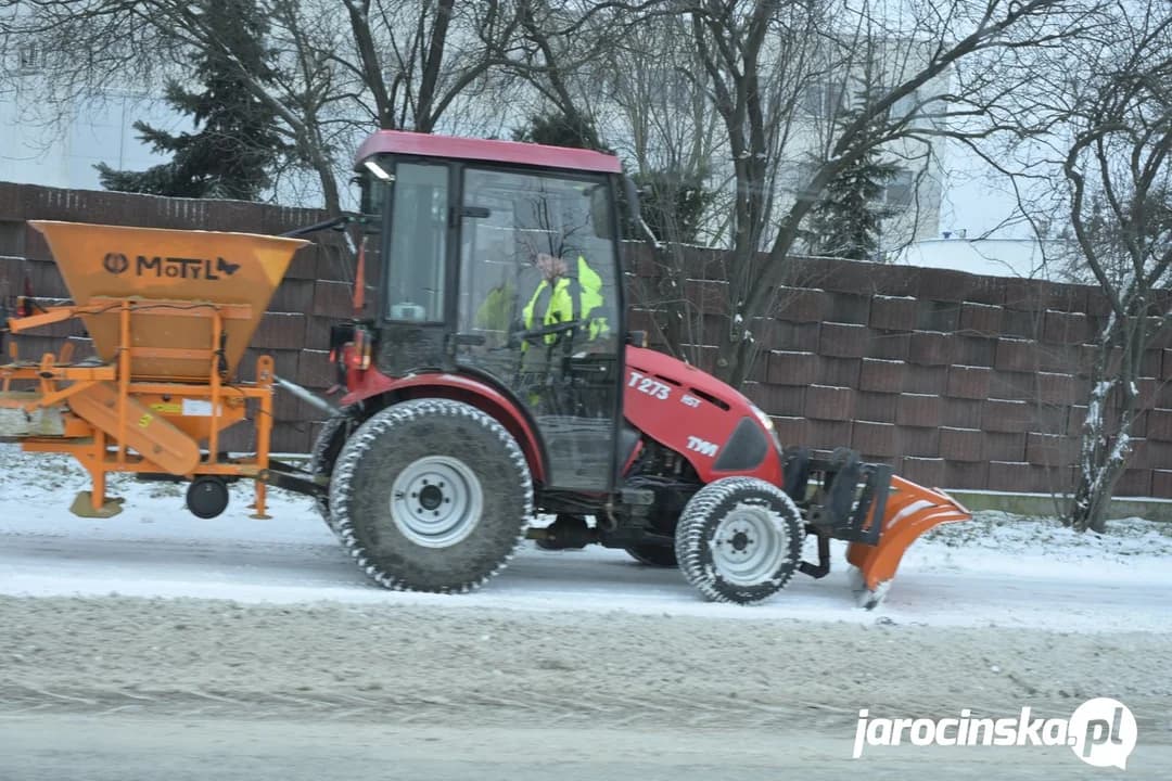 Trudne warunki na naszych drogach. Od nocy służby w akcji