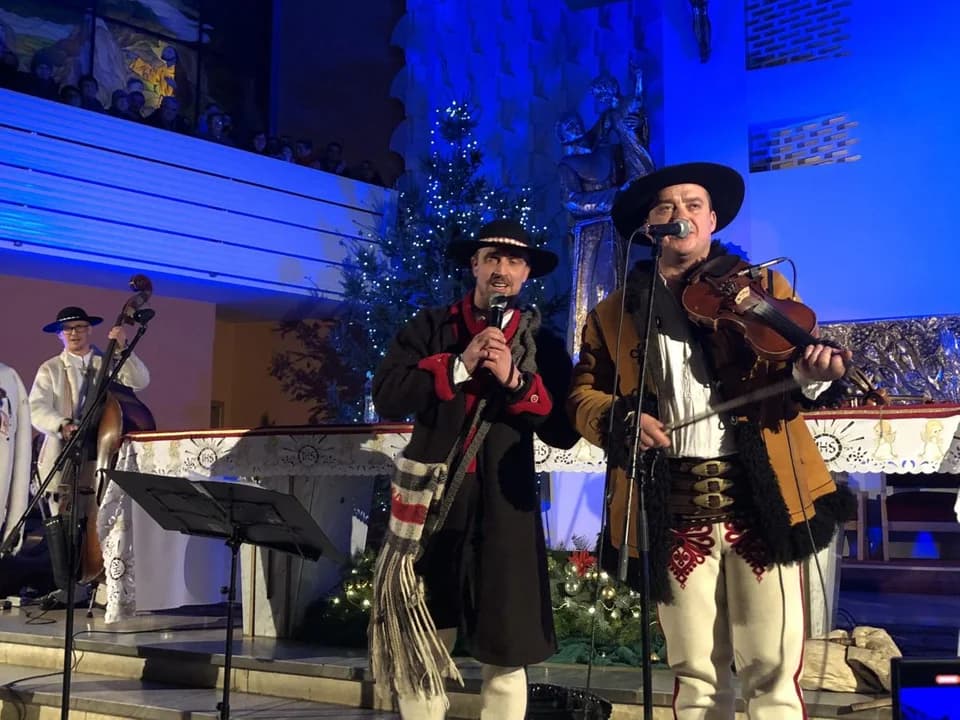 Jarociniacy kolędowali razem z góralami. Koncert na 90-lecie franciszkanów — zdjęcie 6 z 135