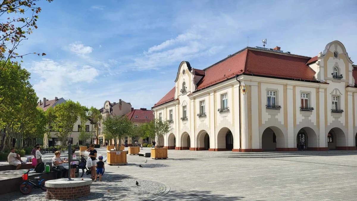 Ten problem nie dotyczy tylko wieczora. Zdjęcie, które możecie zaobserwować powyżej pochodzi z dzisiaj około południa. Mamy wakacje, a na Rynku w Jarocinie widnieją w zasadzie pustki. Problem martwego miasta poruszyła między innymi pani Martyna - Jarocin to miasto a wieczorem nie ma co robić i gdzie wyjść. Po 18stej to miasto umiera Wtóruje jej w tym pani Sylwia - Brak jakichkolwiek rozrywek. Nic się w naszym mieście nie dzieje. W weekend nie ma gdzie wyjść Jeśli chodzi o tego typu kwestie, to w kontekście atrakcji możemy wymienić, chociażby Green Room w Jarocinie, który oferuje możliwość gry w kręgle czy bilarda, a także różnego rodzaju imprezy. Od ubiegłego roku w plenerze realizowane są Letnie Brzmienia Jarocina. Pobawić się można także, chociażby w Spichlerzu Polskiego Rocka czy Pubie Piwnica. Całkowitą rozpiskę weekendowych wydarzeń znajdziecie z kolei w naszym artykule [TUTAJ]. O tym, czego brakuje w Jarocinie wypowiadali się także młodzi mieszkańcy