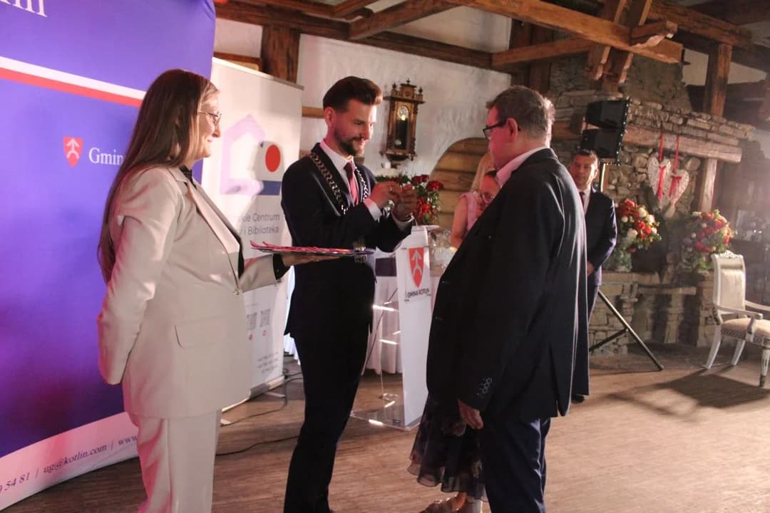 Medale „Za długoletnie pożycie małżeńskie” wręczył Paweł Wyremblewski - wójt Kotlina