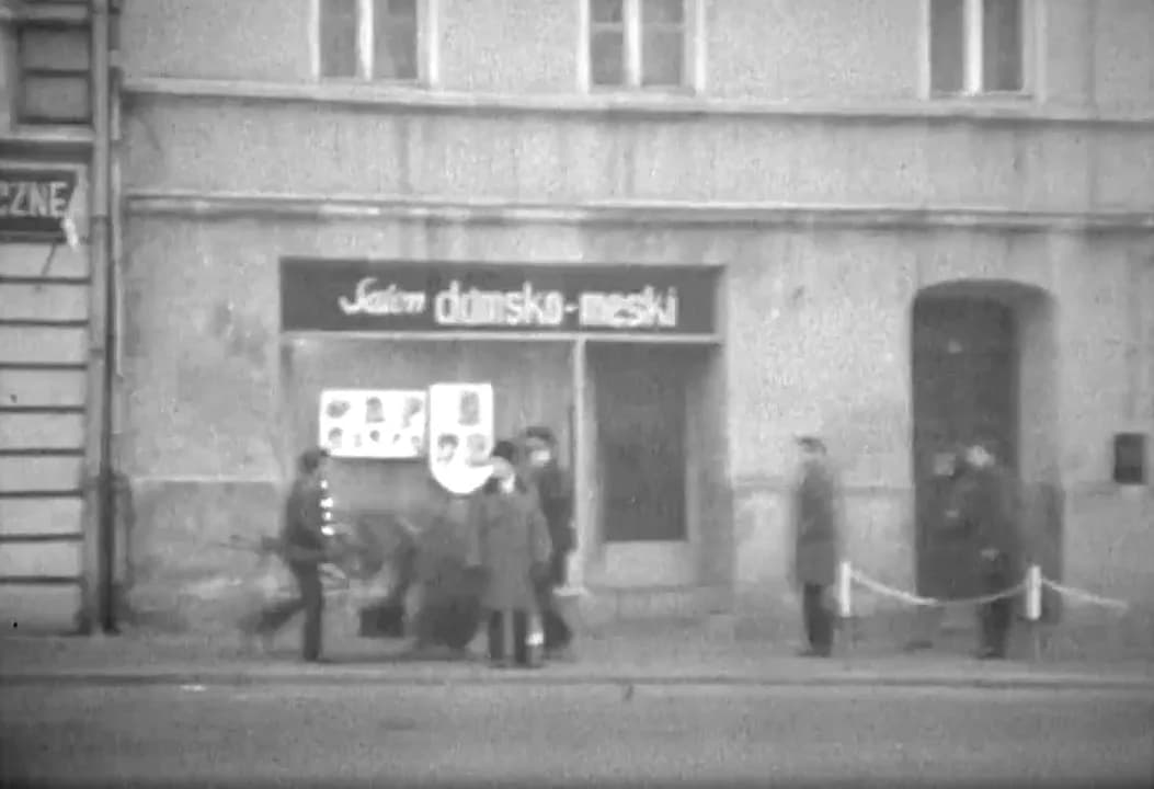 Tak się kupowało i załatwiało. Niesamowite WIDEO. Przedświąteczny Jarocin w czasach PRL-u