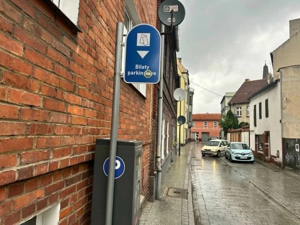 Ważne zmiany w strefie parkowania w Jarocinie. Gdzie i ile będziemy płacili, dla kogo stawka zerowa?