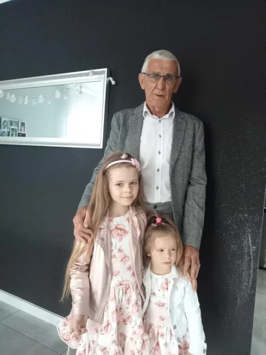 "Nasz dziadek na medal jest, bo z nami zawsze jest. Lubi się bawić i spędzać z nami czas, za to my kochamy go tak! Gdy coś zbroimy, jak lew nas broni a gdy bałaganimy sprząta z nami powoli. Żyj nam dziadku sto lat w zdrowiu, a my przy Tobie będziemy cały czas" - Agnieszka Jędrzejak.