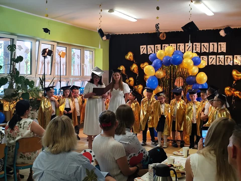 Sześciolatki z grupy „Tygryski” Oddziału Przedszkolnego przy Szkole Podstawowej im. Kornela Makuszyńskiego w Woli Książęcej, oficjalnie zakończyły swoją przedszkolną przygodę.