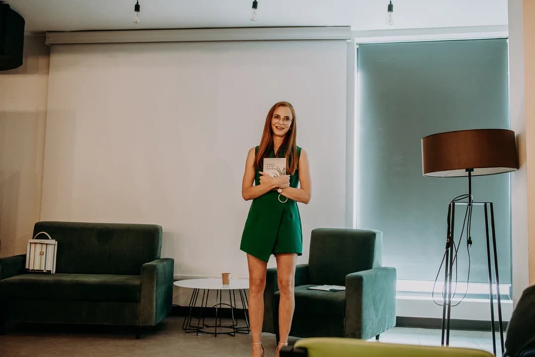 Katarzyna Wawrzyniak podczas premiery swojej książki pt. "Kiedyś o tym opowiem" — zdjęcie 2 z 7