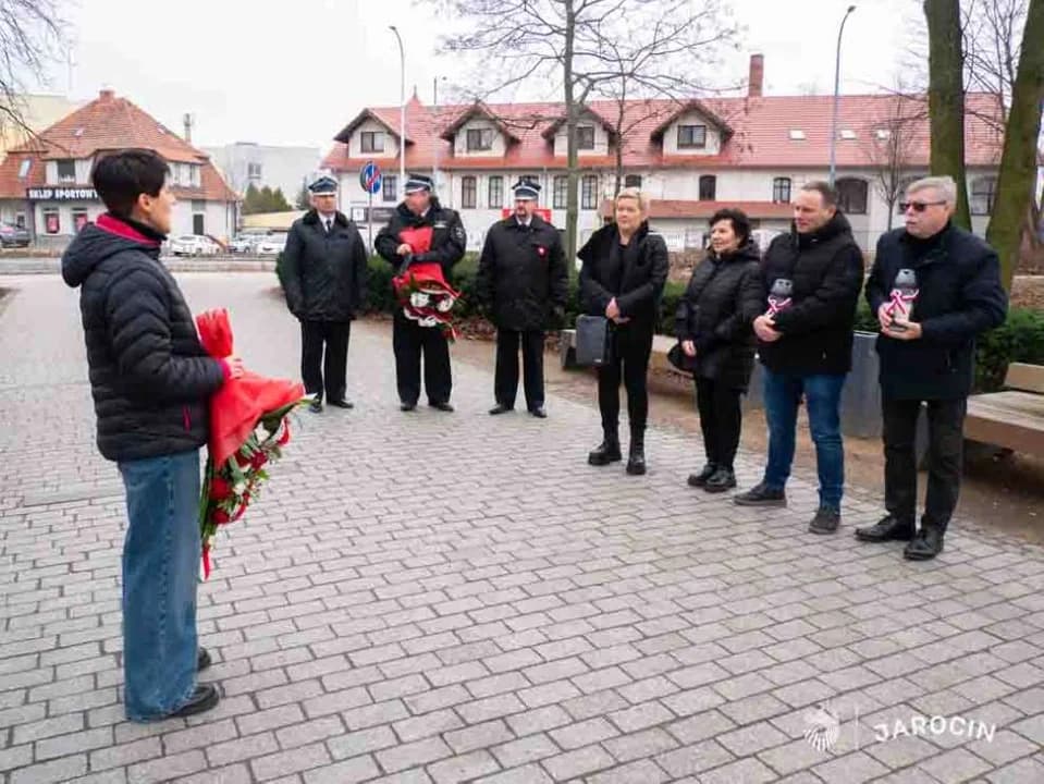 Kwiaty na rocznicę urodzin Zbigniewa hr. Ostroroga-Gorzeńskiego — zdjęcie 4 z 11