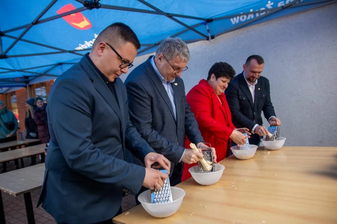 Wielkie tarcie chrzanu w Chrzanie. Przy tarkach stanęło blisko 100 KGW z całej Wielkopolski  [ZDJĘCIA, AKTUALIZACJA]