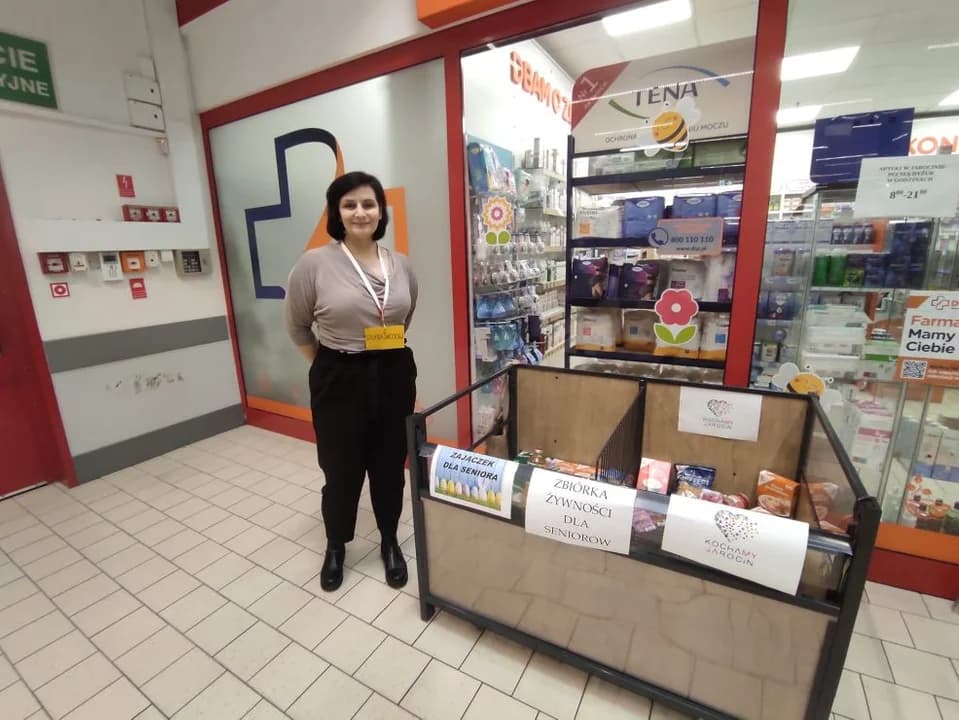 Zbiórka żywności dla seniorów wKauflandzie w Jarocinie — zdjęcie 3 z 4