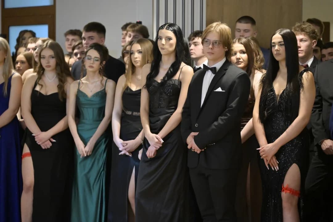 Na tradycyjnej studniówce bawią się uczniowie Zespołu Szkół Ponadpodstawowych nr 1 w Jarocinie