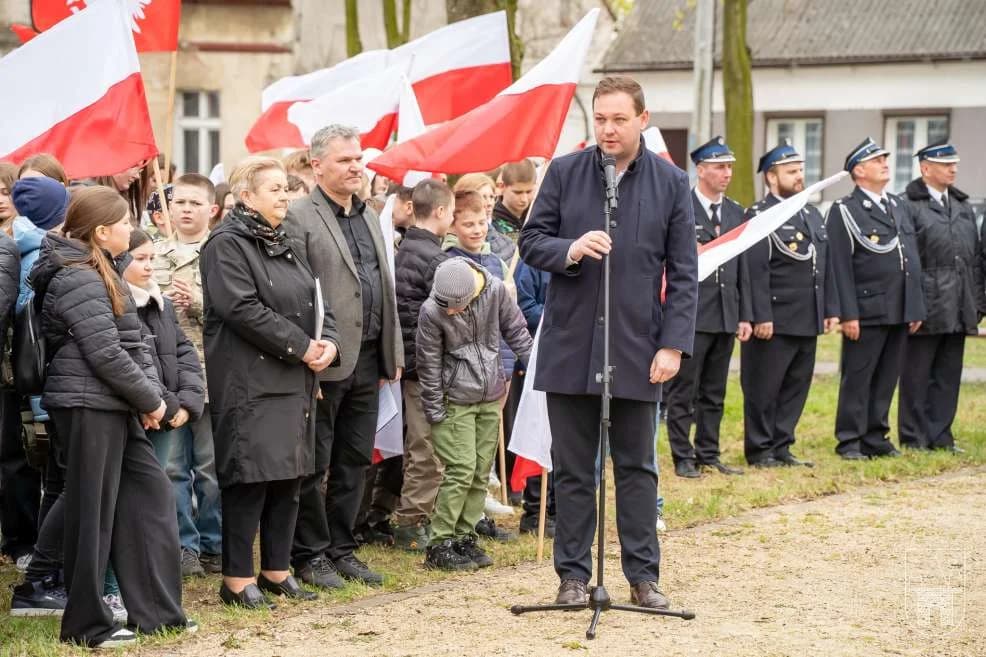 Uroczystości przed pomnikiem gen. Stanisława Taczaka w Mieszkowie — zdjęcie 6 z 30