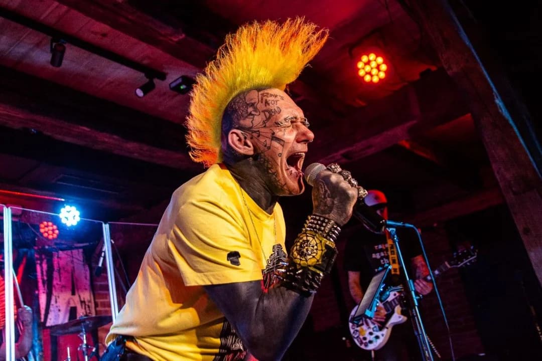Punkowe show w jarocińskim Spichlerzu. Na scenie trzy zespoły [ZDJĘCIA] — zdjęcie 6 z 36