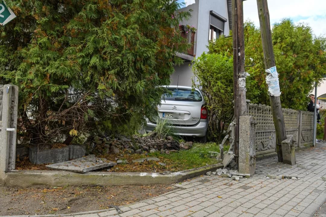 Zderzenie dwóch aut w Noskowie. Jedno zatrzymało się na terenie posesji — zdjęcie 5 z 10