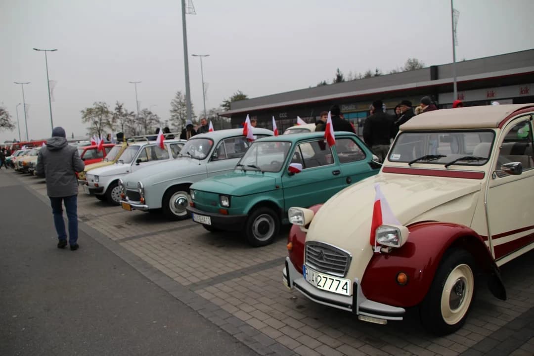 Parada zabytkowych pojazdów z okazji Święta Niepodległości w Jarocinie — zdjęcie 6 z 66