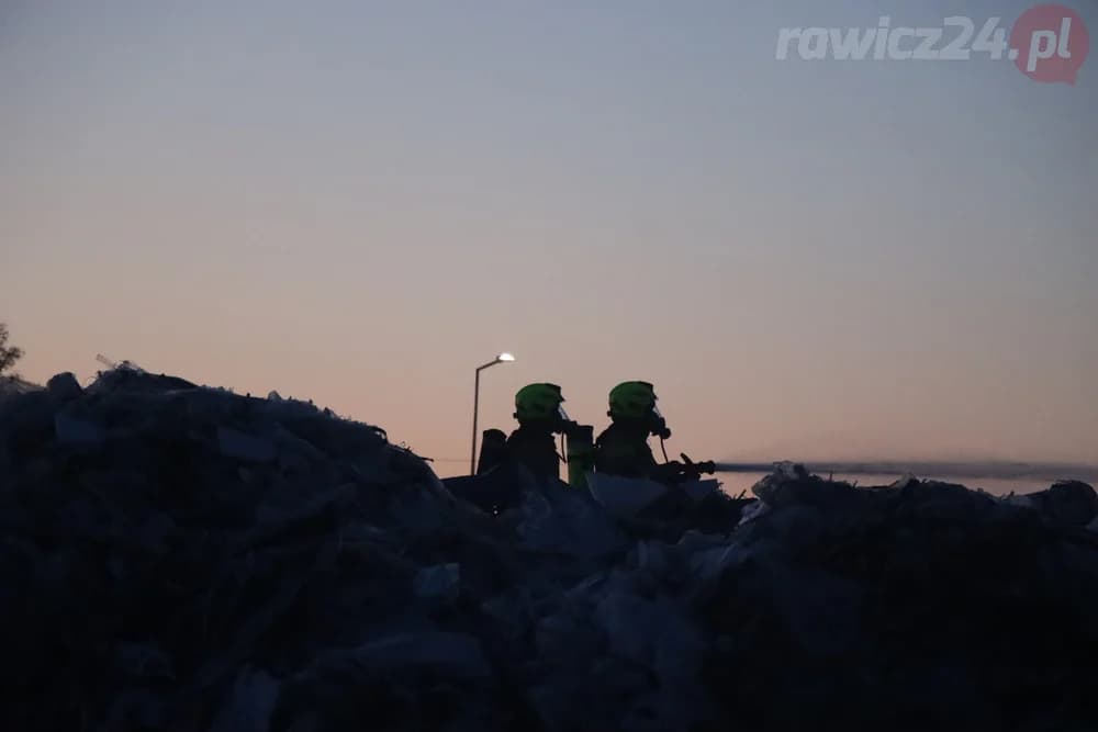 Jarocińscy strażacy gaszą ogromny pożar w jednej z firm w Rawiczu [ZDJĘCIA, FILM] — zdjęcie 4 z 26