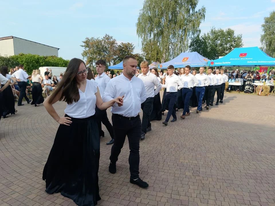 Dożynki w Dobieszczyźnie. Część oficjalną poprzedził korowód maszyn rolniczych [ZDJĘCIA]