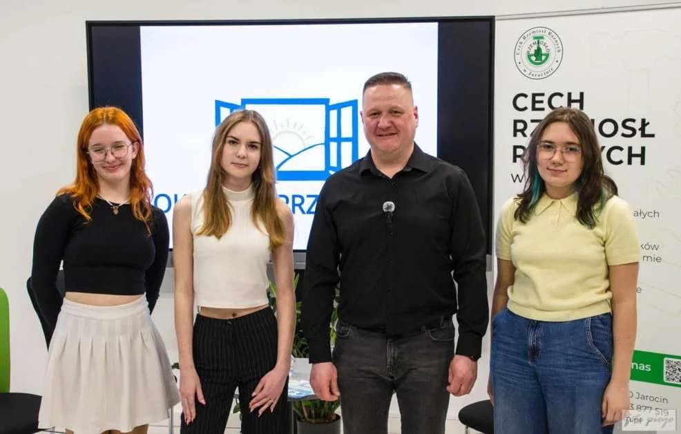 Jarociński licealistki otworzyły „Okno na przyszłość”. Pomagają rówieśnikom [ZDJĘCIA]
