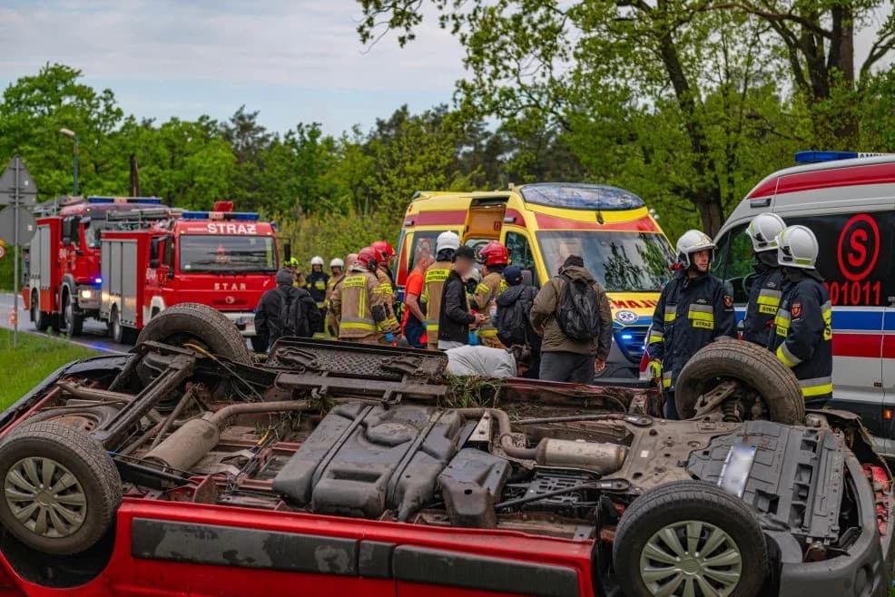 Bus wypadł z drogi i dachował w Brzostowie. Cztery ranne osoby trafiły do szpitala [ZDJĘCIA]