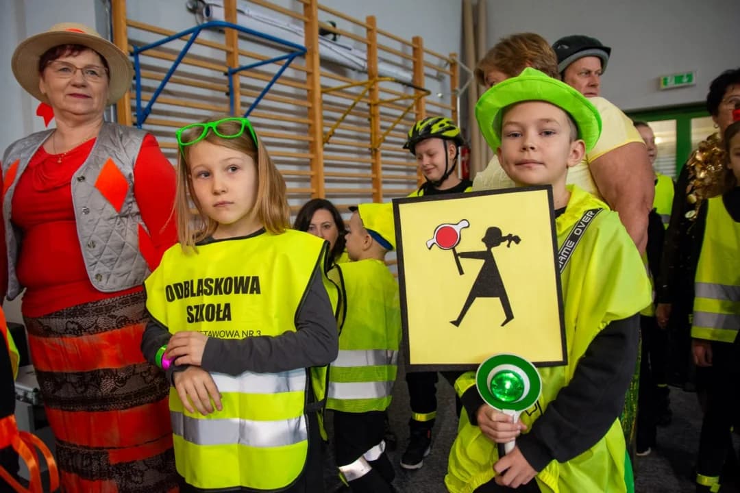 Wyjątkowy pokaz mody w SP nr 3 w Jarocinie — zdjęcie 5 z 56