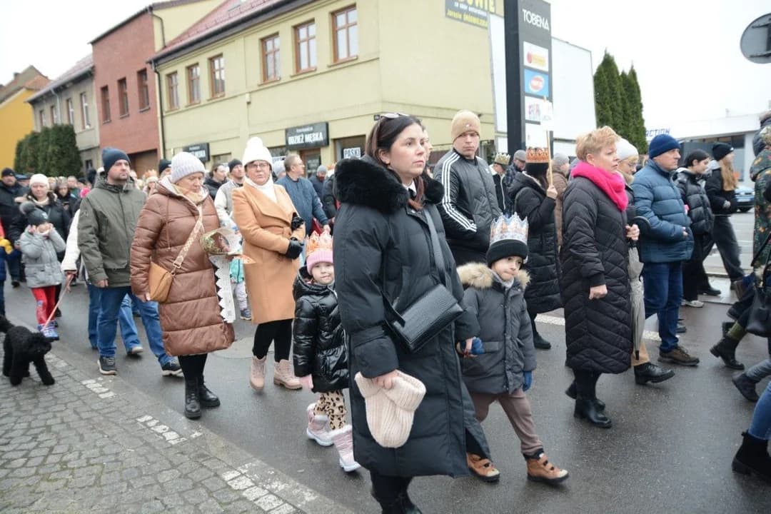 14. Jarocińskie Kolędowanie z Orszakiem Trzech Króli. Najwięcej było przedszkolaków  [ZDJĘCIA]
