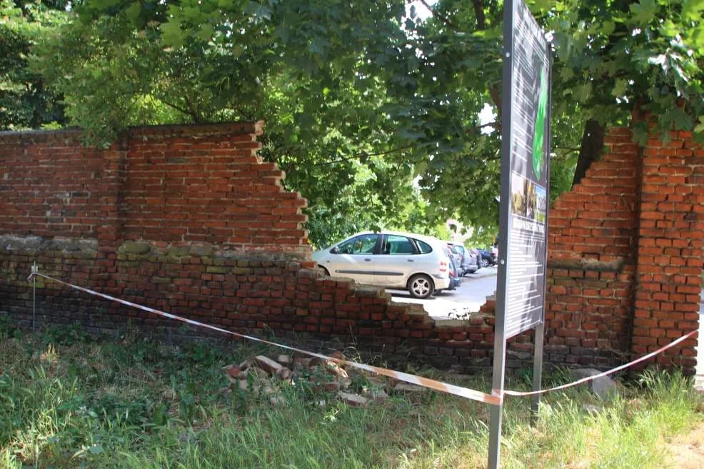 Uszkodzone  ogrodzenie parku Radolińskich w Jarocinie — zdjęcie 4 z 8