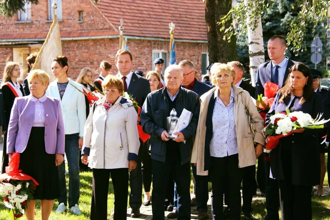 Dzień Sybiraka uczczono w Jarocinie złożeniem kwiatów i zapaleniem zniczy pod Krzyżem Martyrologii. Zabrakło prezeski [ZDJĘCIA]