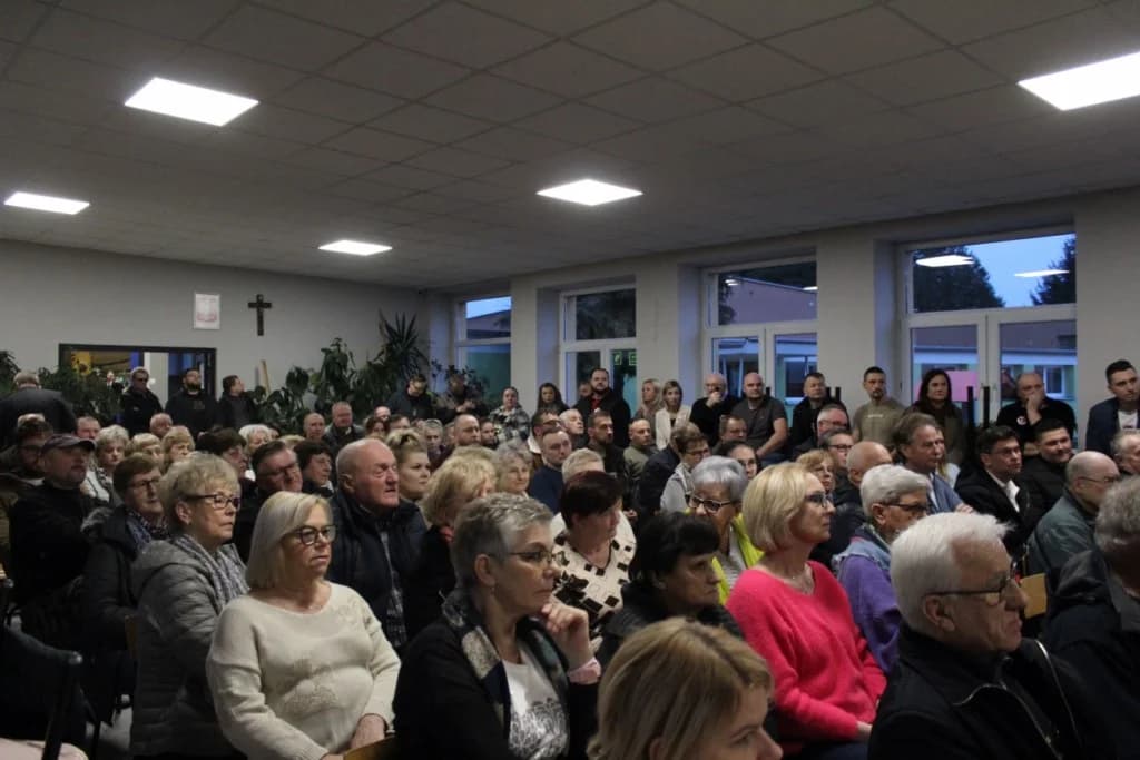 Zebranie w sprawie domniemanej inwestycji pod Witaszycami. Będzie chlewnia na Podlesiu? — zdjęcie 3 z 46