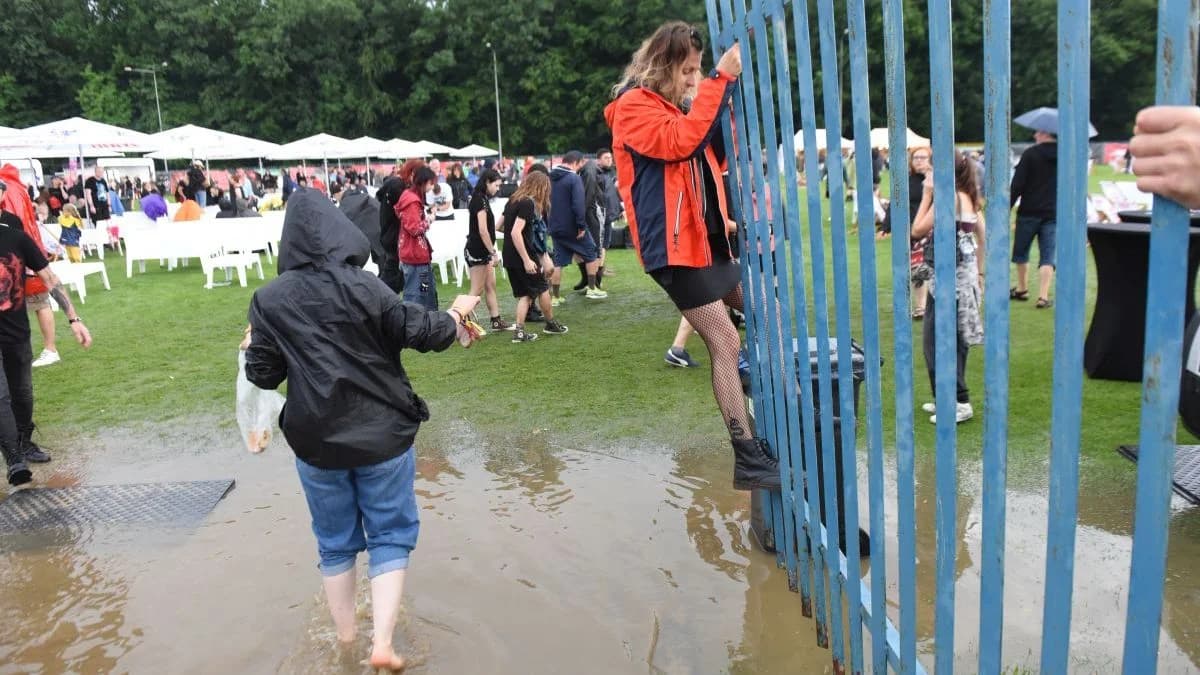 Tak bawiliście w błocie i deszczu podczas pierwszego dnia Jarocin Festiwal 2026