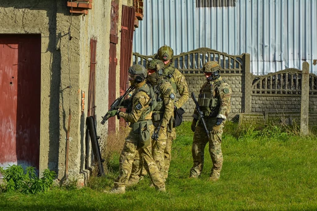 Katastrofa samolotu, uzbrojeni przestępcy i działania antyterrorystów - duże ćwiczenia policji i służb ratowniczych [ZDJĘCIA I FILM]