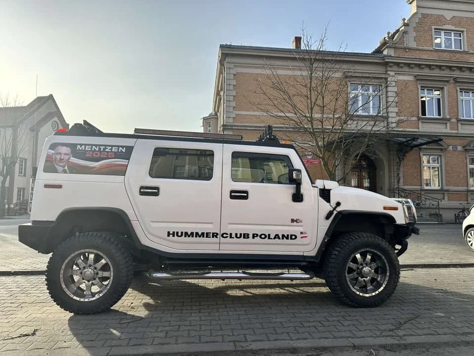 Zajął hummerem dwa miejsca parkingowe pod Urzędem Miejskim w Jarocinie