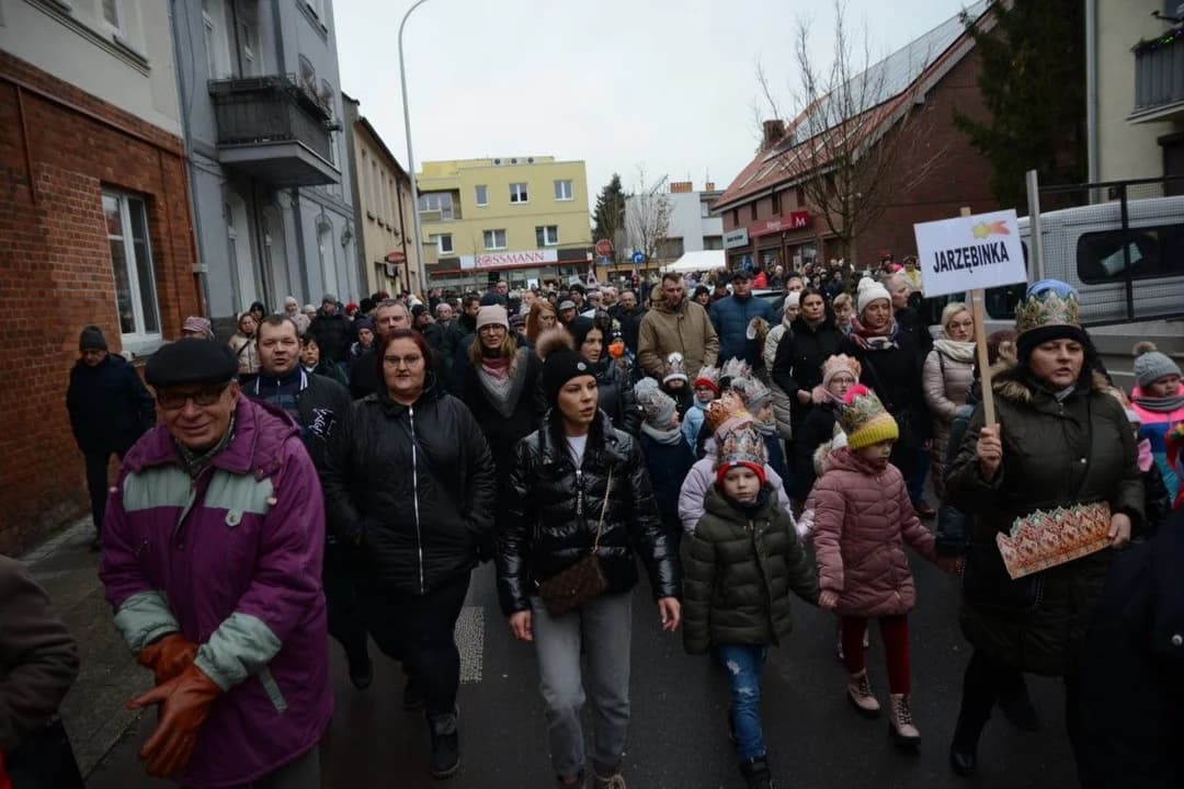 14. Jarocińskie Kolędowanie z Orszakiem Trzech Króli. Najwięcej było przedszkolaków  [ZDJĘCIA]