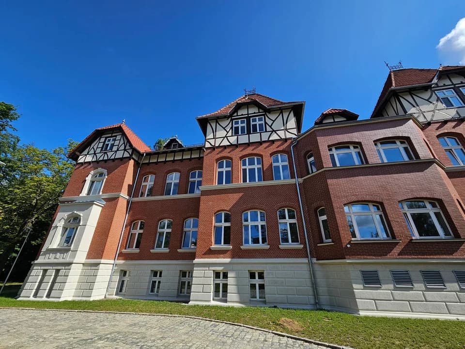 Budynek szpitalny przy ul. Bolewskiego w Krotoszynie. 120-letni, historyczny obiekt przeszedł gruntowną modernizację i zyskał całkowicie nowe oblicze.