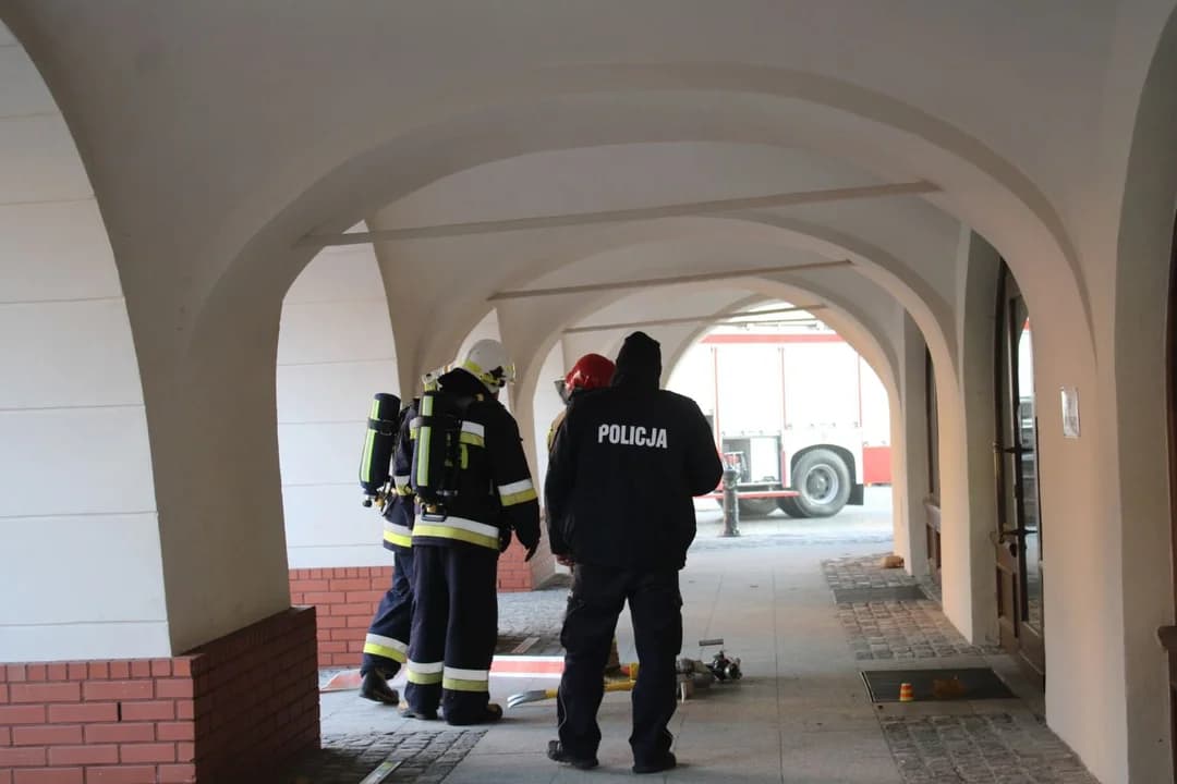 Policjanci ruszyli w pościg za podpalaczem ratusza w Jarocinie