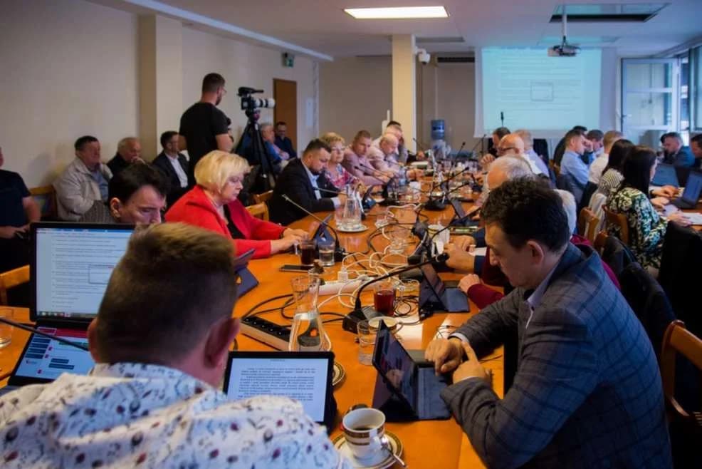 Mężczyzna, który miał grozić radnym i wiceburmistrzom Jarocina, przeprasza za swoje zachowanie