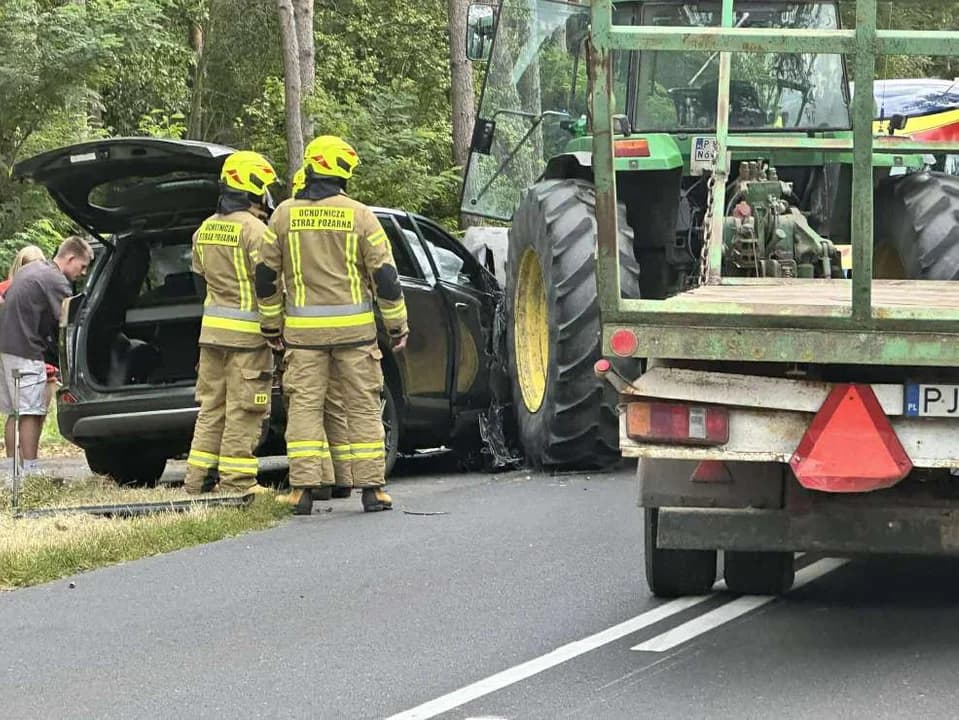 Na drodze Jarocin - Żerków auto osobowe uderzyło w ciągnik. Jakie są ustalenia policji? [ZDJĘCIA]