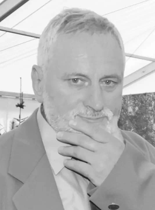 Długoletni leśniczy leśnictwa Góra, który całe swoje życie zawodowe poświęcił pracy na rzecz lasów i przyrody. Marek Pawlak urodził się 17 marca 1957 roku w Pobiedziskach. Jego ojciec, Franciszek, także był leśniczym w Nadleśnictwie Jarocin, co niewątpliwie miało wpływ na wybór jego drogi zawodowej. Po ukończeniu Technikum Leśnego w Goraju w 1978 roku od razu rozpoczął pracę w Nadleśnictwie Jarocin, najpierw jako stażysta, a następnie - przez kolejne lata - pełniąc różne funkcje i zdobywając terenowe doświadczenie. Od podleśniczego w leśnictwach Cząszczew, Cielcza, Góra czy Roszków, po leśniczego w Leśnictwie Góra, które od 2006 roku stało się jego zawodową przystanią. Przez całe życie zawodowe rozwijał swoje umiejętności, zdobywając tytuły inżyniera leśnictwa i magistra na leśnych uczelniach w Poznaniu i Warszawie. Jako leśniczy, który przez prawie 20 lat pracy opiekował się lasami Leśnictwa Góra, dał się poznać jako prawdziwy „borus", leśnik traktujący swoją pracę jak misję, z wielkim oddaniem, zaangażowaniem i profesjonalizmem. W Nadleśnictwie Jarocin przepracował ponad 46 lat, poświęcając wiele, by lasy, którymi zarządzał, zachować dla kolejnych pokoleń. Ostatnie miesiące życia leśniczego Marka Pawlaka były naznaczone ciężką chorobą, której nie udało mu się pokonać. Zmarł 24 stycznia 2025 roku w wieku 67 lat.