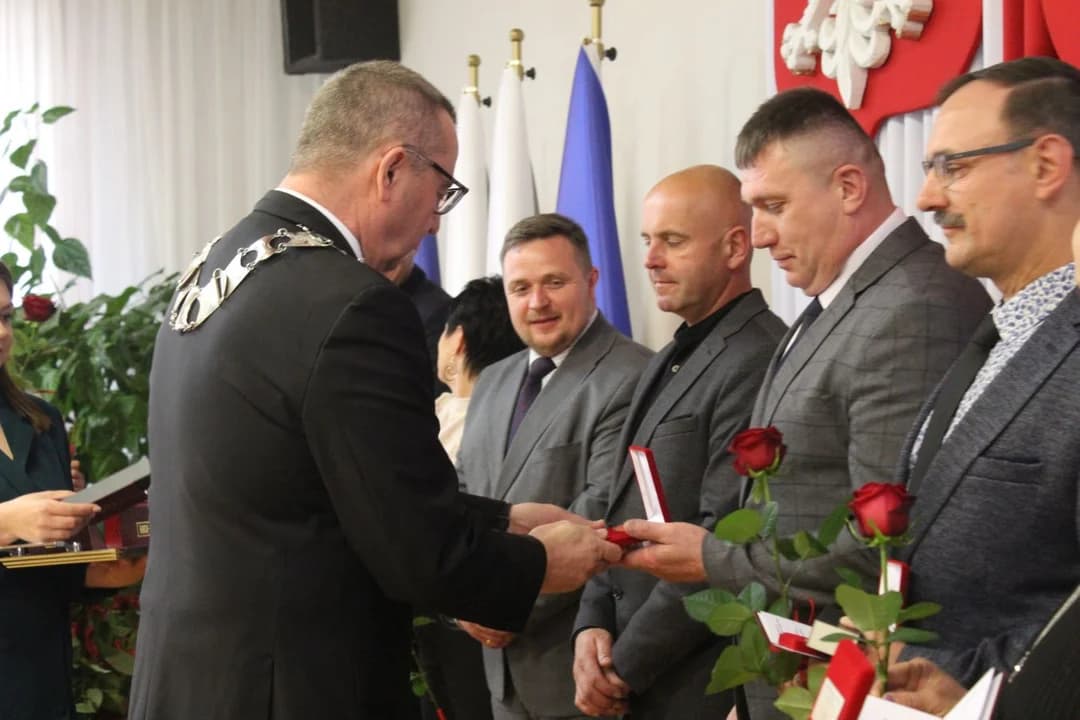 Burmistrz Dariusz Strugała nietypowo pożegnał się ze współpracownikami. Radni dostali karykatury