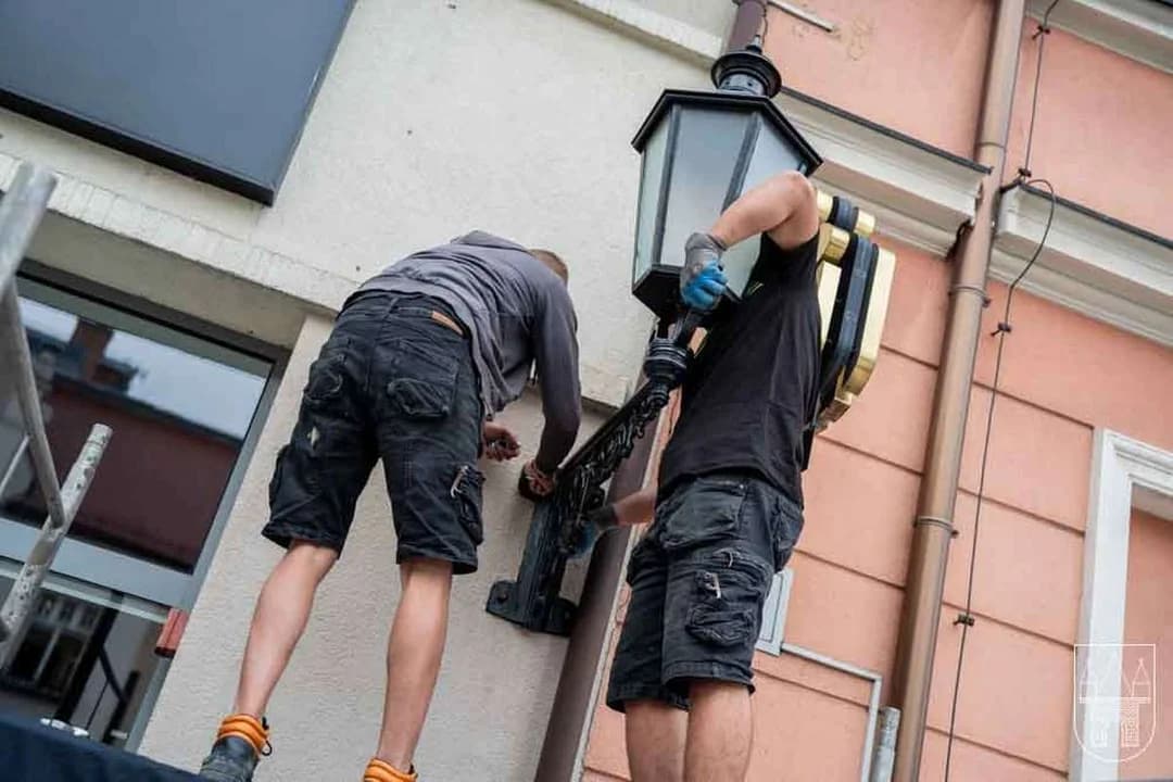 Każda lampa waży ok. 55 kg.