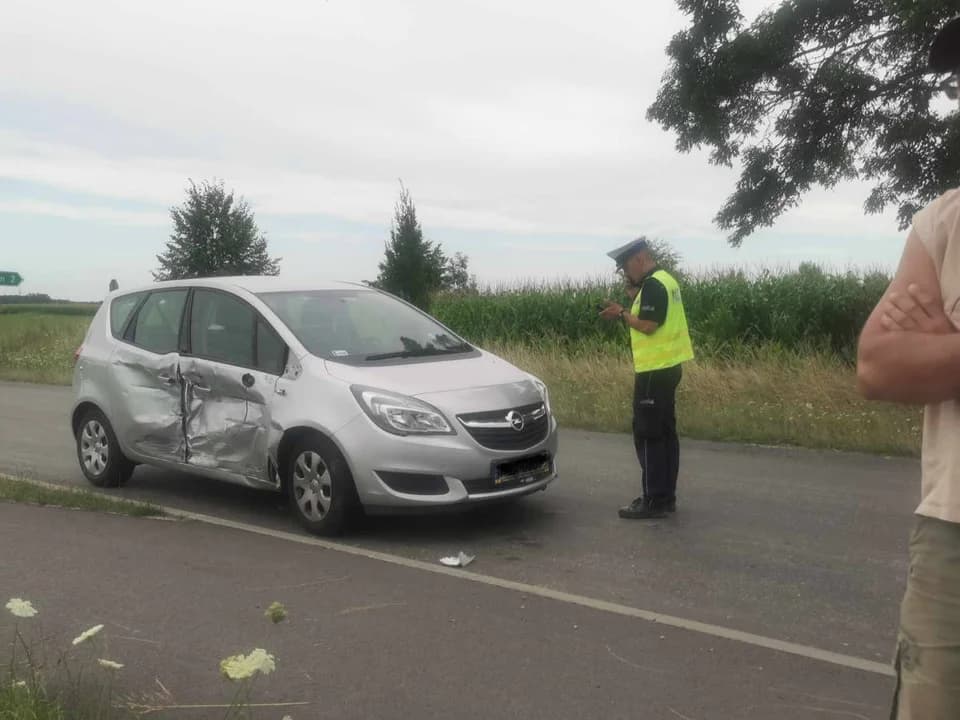 Zderzenie motocyklisty z samochodem osobowym na drodze między Roszkowem a Siedleminem.  [ZDJĘCIA] — zdjęcie 3 z 20