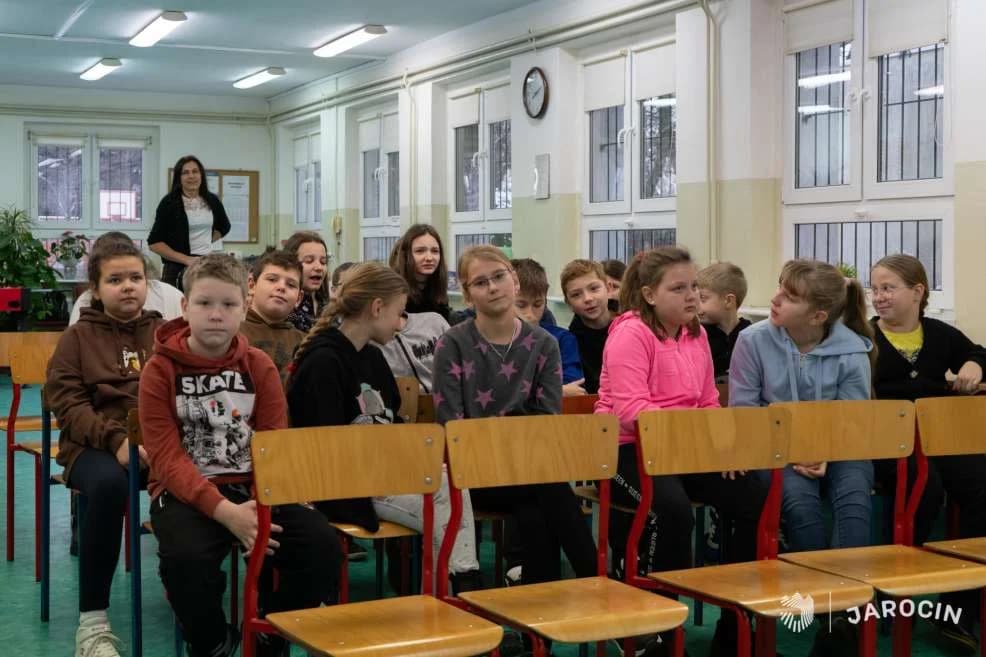 Zakład Usług Komunalnych w Jarocinie rozdaje uczniom pakiety bezpieczeństwa [ZDJĘCIA] — zdjęcie 4 z 10