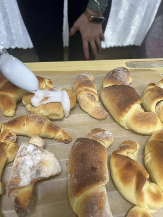 Pieczenie rogali w SP w Woli Książecej