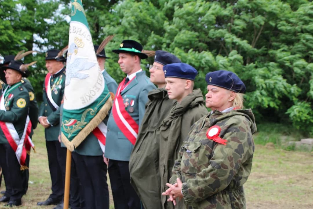 Setna rocznica śmierci majora Zbigniewa Ostroroga-Gorzeńskiego, wybitnego dowódcy i patrioty, została uczczona uroczystymi obchodami, które zgromadziły przedstawicieli władz, wojska oraz lokalną społeczność w Lgowie i Śmiełowie.